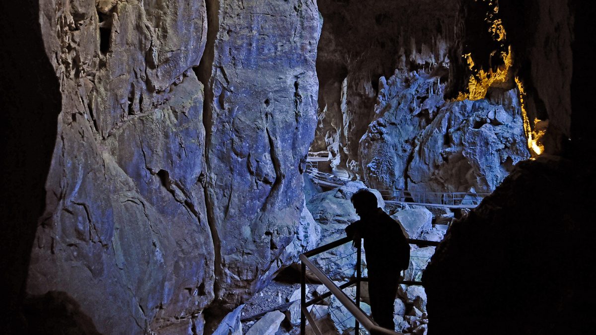 Blue tinged rock walls inside the Wombeyan Caves, Wombeyan Karst Conservation Reserve. Photo: Kevin McGrath/DPIE