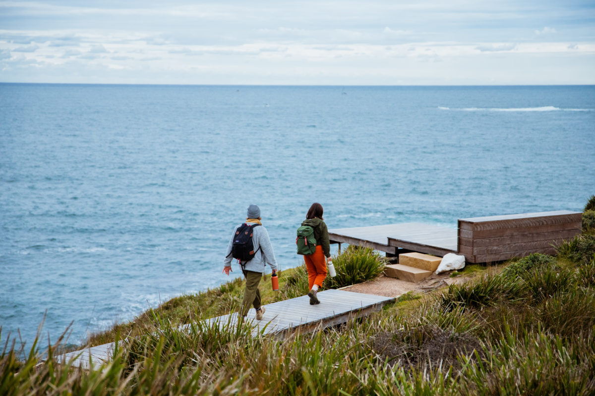 Two people on the coastal walk in Bouddi National Park. Photo: Jared Lyons / DPE