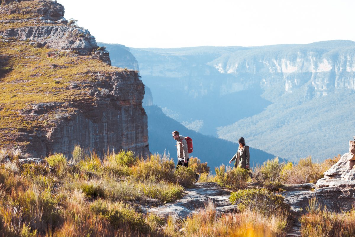 Two people walking in the Blue Mountains National Park. Photo credit : Tim Clark/DPIE