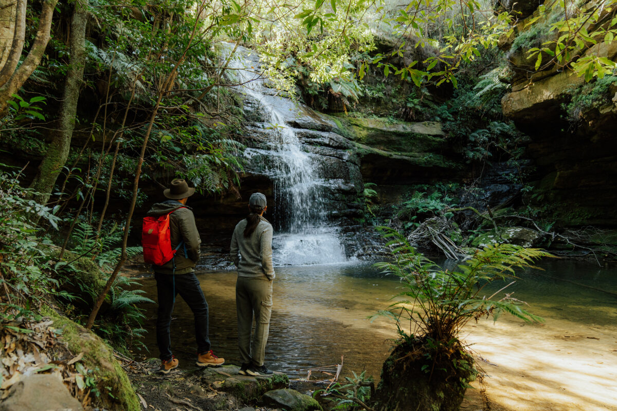 Two people walking to Pool of Siloam, Blue Mountains National Park. Photo credit: Remy Brand / DCCEEW